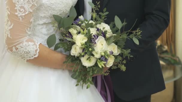 Bruid en bruidegom knuffelen elkaar op bruiloft — Stockvideo