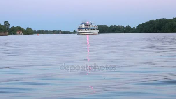 観光客が夕暮れの川に浮かぶ船します。 — ストック動画