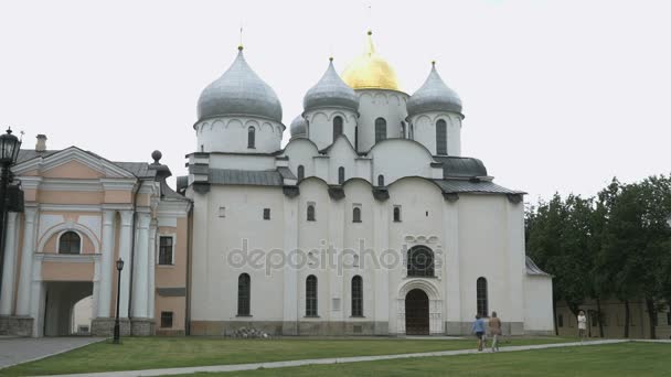Złote kopuły katedry w mieście Nowogród Wielki — Wideo stockowe