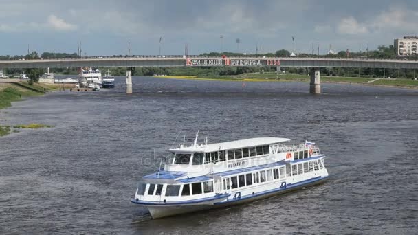 Turist Rusya'da Nehri üzerinde yüzen gemi — Stok video