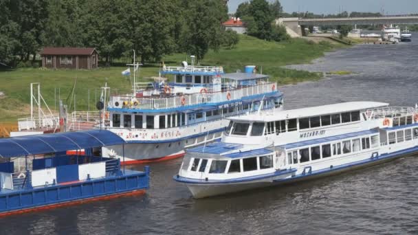 Nave con turistas flotando en el río en Rusia — Vídeo de stock