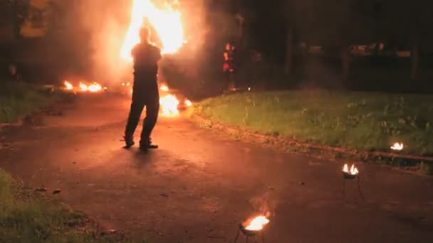 Spectacle d'incendie la nuit en été en plein air — Video