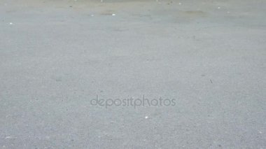 Yakın çekim çocuk spor ayakkabı scooter üzerinde ayak