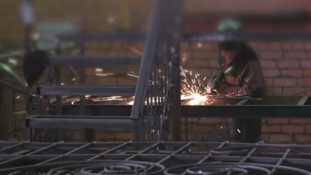Man locksmith treating, polishing steel partitions — Stock Video