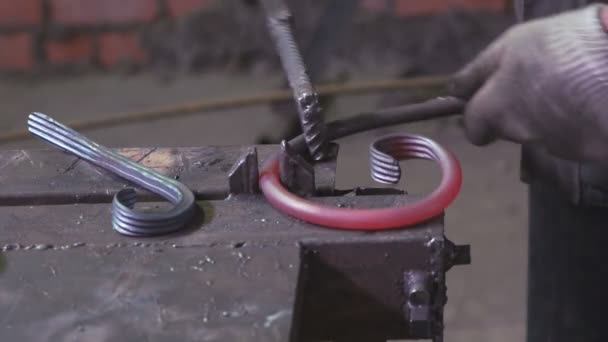 Mains de forgeron faisant une clôture de fer 