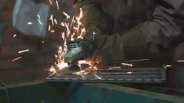 Руки слюсаря роблять сталеві перегородки — стокове відео