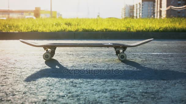 Gros plan du skateboard sur le fond de la route — Video