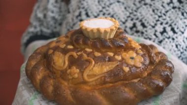 Düğün somun tutan bilinmeyen kadın