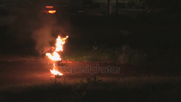Lågorna i en brand skål på natten utomhus — Stockvideo
