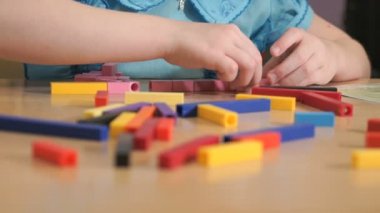 Kimliği belirsiz kız Tasarımcısı geliştirmede oynamaktan