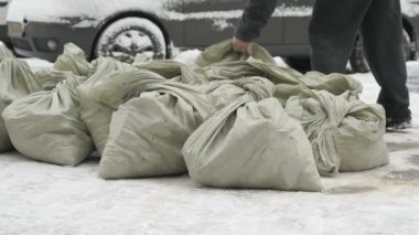 Bilinmeyen bir adam alarak çanta enkaz ile