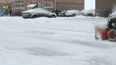 Adam kar kar pulluk makine ile kaldırma