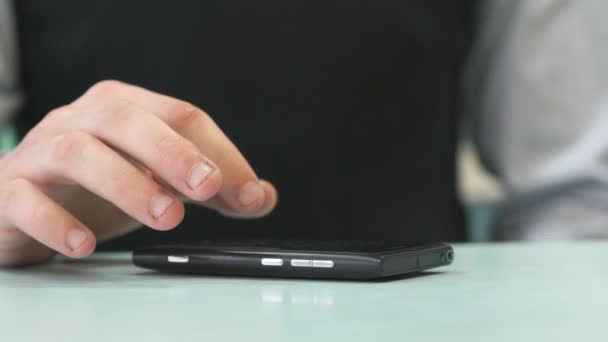 Estudiante buscando y escribiendo texto en el teléfono inteligente — Vídeos de Stock