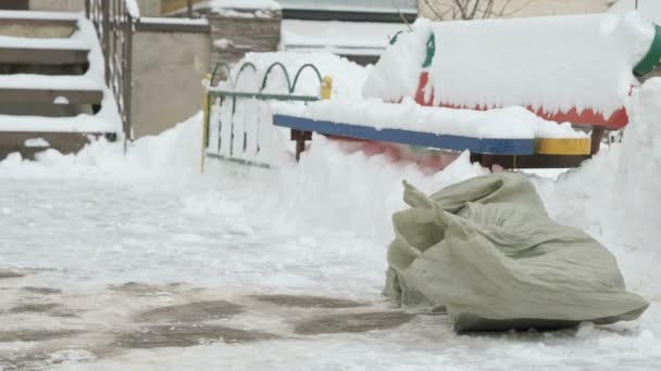 Costruzione immondizia in sacchetti sdraiati sulla neve — Video Stock