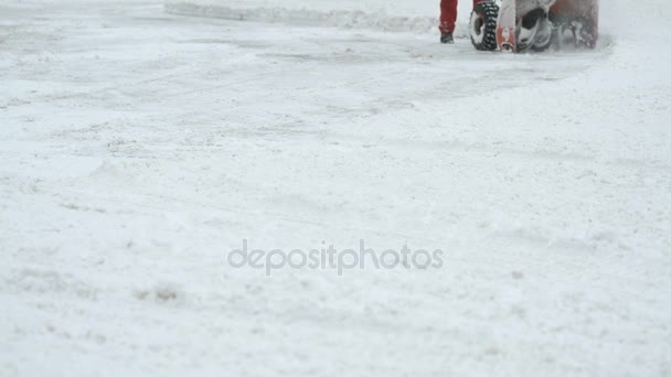 Muž odklízení sněhu s pluhem sníh stroj — Stock video