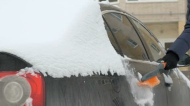 kar adam temizlik arabadan