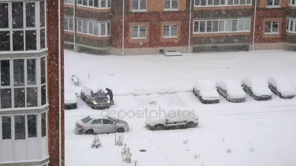 Śnieg na multi piętrowy dom — Wideo stockowe