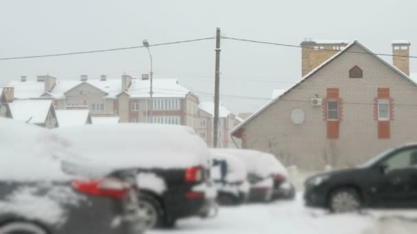 Парковка с покрытыми снегом автомобилями зимой — стоковое видео