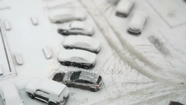 Parking avec voitures enneigées en hiver — Video