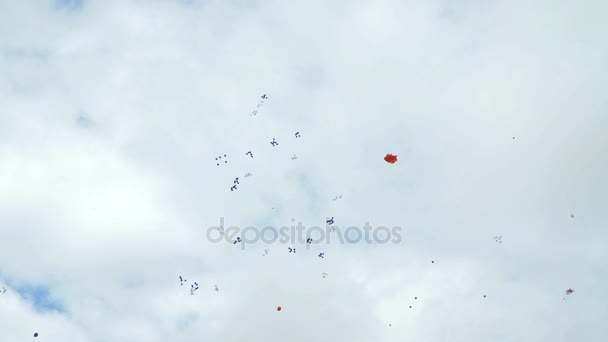 Πολύχρωμα μπαλόνια που πετούν στον ουρανό — Αρχείο Βίντεο
