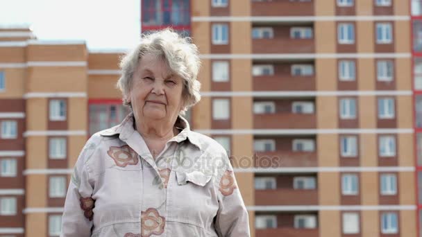 Ritratto di sorridente anziana donna matura all'aperto — Video Stock