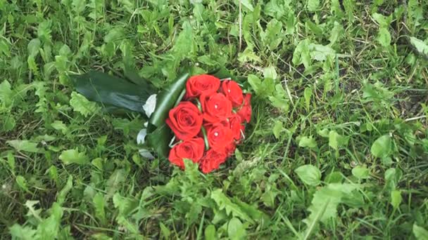 Ramo de boda de rosas se encuentra en la hierba — Vídeos de Stock