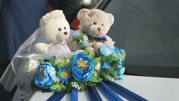 Decoración del coche de la boda - osos recién casados — Vídeos de Stock