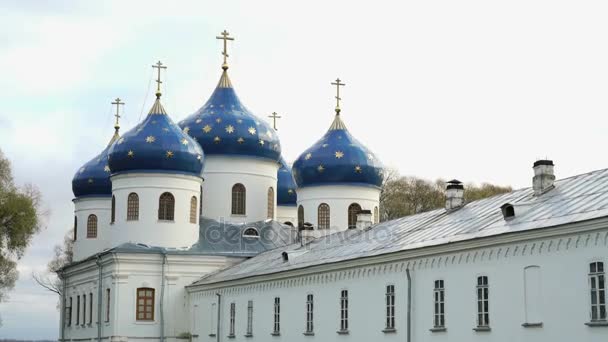 Russisch-orthodoxes Kloster am Sommertag — Stockvideo