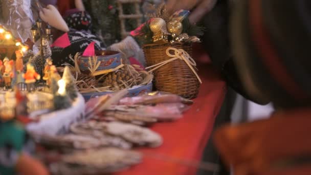 Primer plano de una tienda de regalos en Navidad — Vídeo de stock