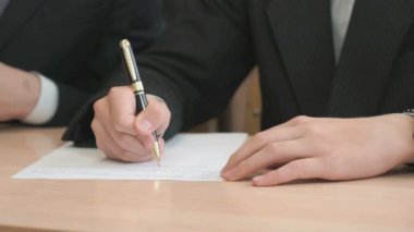 Metin yazma bilinmeyen genç adam