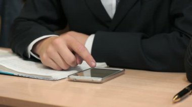 Bilinmeyen öğrenci Smartphone kullanarak metin yazma