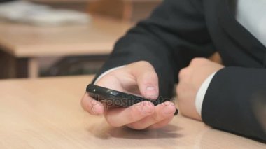 Bilinmeyen genç adam siyah smartphone holding