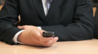 Bilinmeyen genç adam siyah smartphone holding