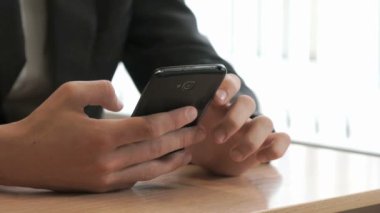 Bilinmeyen genç adam siyah smartphone holding