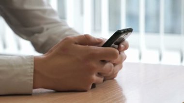 Bilinmeyen genç adam siyah smartphone holding