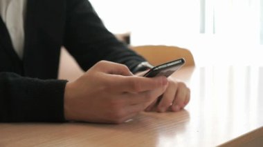 Bilinmeyen öğrenci holding siyah smartphone