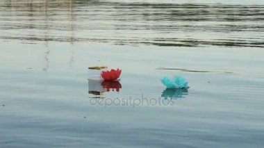 Farklı renkleri lilys mum su ile su