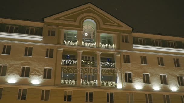 Πρόσοψη του κτιρίου το ξενοδοχείο τεσσάρων αστέρων Βόλκχοβ — Αρχείο Βίντεο