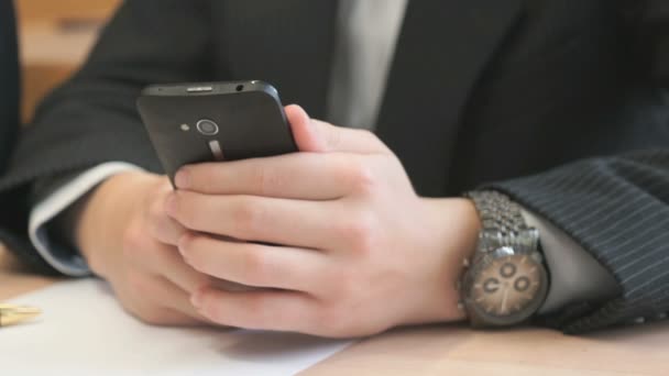 Estudante desconhecido segurando smartphone preto — Vídeo de Stock