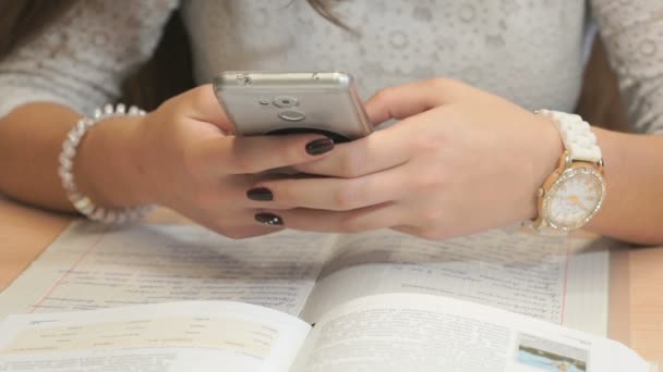 Mujer joven desconocida sosteniendo teléfono inteligente — Vídeos de Stock