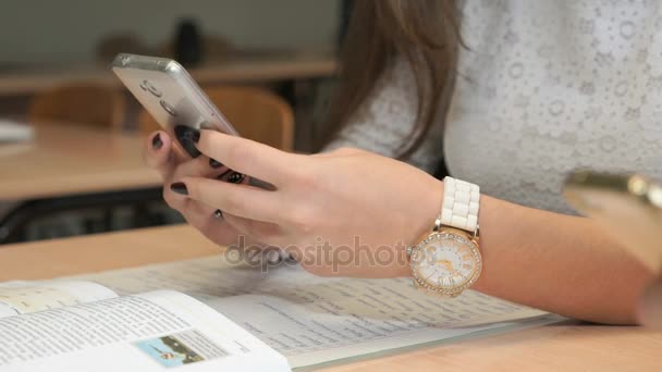 Studente ragazza sconosciuta con smartphone — Video Stock