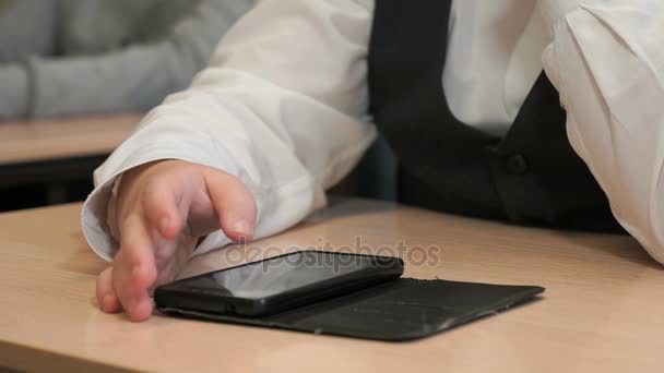 Étudiant inconnu gars avec smartphone — Video