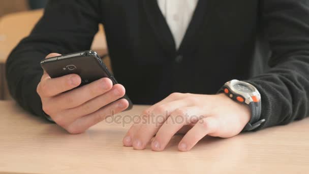 Estudante desconhecido segurando smartphone preto — Vídeo de Stock