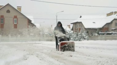 Adam kar kar pulluk makine ile kaldırma