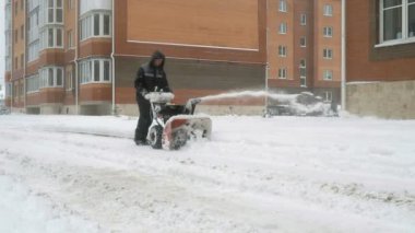 Adam kar kar pulluk makine ile kaldırma