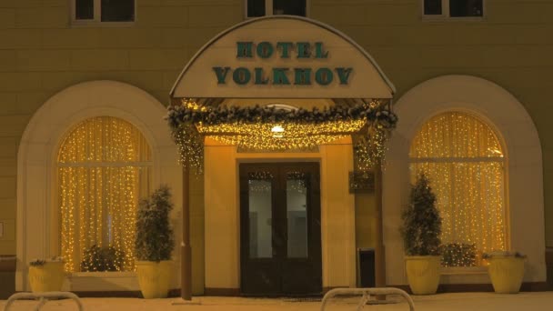 Fachada del edificio del hotel Volkhov de cuatro estrellas — Vídeos de Stock