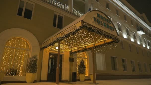 Fachada del edificio del hotel Volkhov de cuatro estrellas — Vídeo de stock