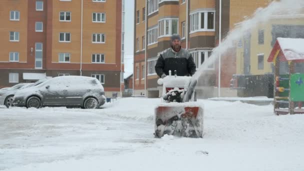 Man verwijderen van sneeuw met sneeuw ploeg machine — Stockvideo