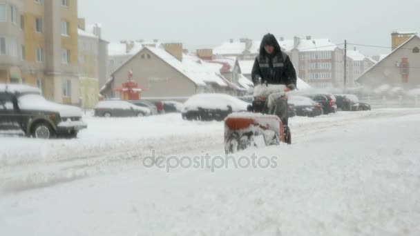 Hombre quitando nieve con máquina de arado de nieve — Vídeos de Stock