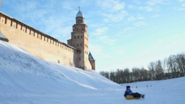 Yokuş aşağı kışın halletme çocuk